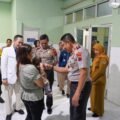 *Kapolda Jateng Kunjungi Pasien Kelainan Kaki Bawaan Lahir di Karanganyar, Orang Tua Dikuatkan: Jangan Pernah Berhenti Berharap*