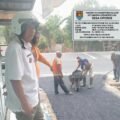 Tingkatkan Aksesibilitas Warga, Kepala Desa Ciporos Tinjau Pembangunan Pengaspalan Jalan Desa
