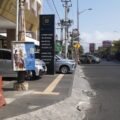 Hak Pejalan Kaki Terampas, Trotoar Depan Hotel NS Cilacap Jadi Parkiran dan Tottem Display Statis
