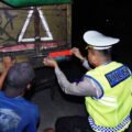 Cegah Risiko Kecelakaan di Jalan Tol, Dirlantas Polda Jateng Turun Langsung Bantu Pasang Stiker Reflektif pada Truk